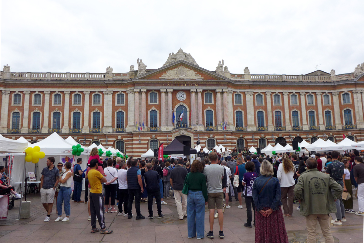 Beaucoup de public pour la Fête des Associations place du Capitole à Toulouse