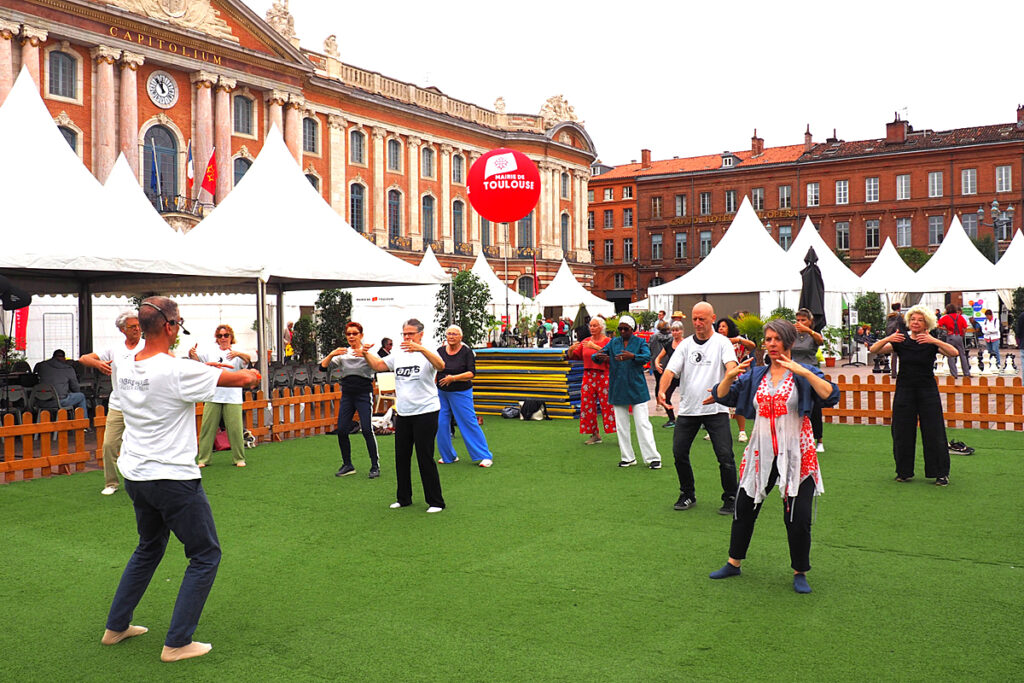 Pendant les Journées Séniors et + place du Capitole à Toulouse, Ombre et Soleil Toulouse initie en atelier ouvert les visiteurs désireux de découvrir le Tai Chi Chuan